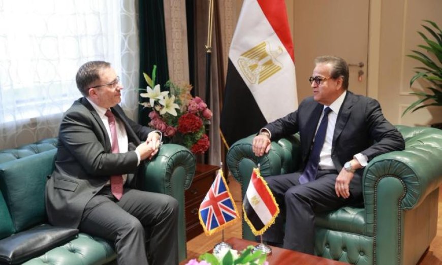 الدكتور خالد عبدالغفار يعزز التعاون الصحي مع السفير البريطاني في مصر