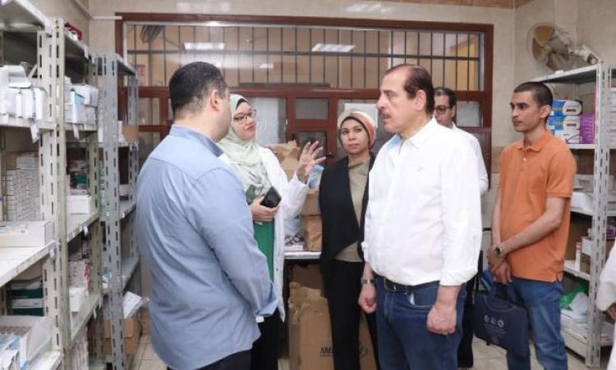 نائب وزير الصحة يقوم بجولة تفقدية في منشآت طبية بقنا ويكرم الفرق الطبية المتميزة بالمكافآت