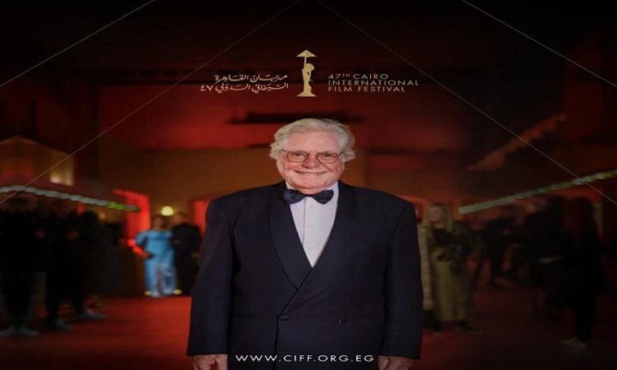 رئيس مهرجان القاهرة يحصل على جائزة شخصية العام السينمائية العربية