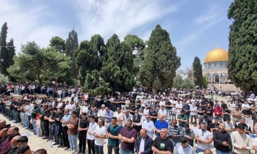 75 ألف فلسطيني يملأون المسجد الأقصى لأداء صلاة الجمعة