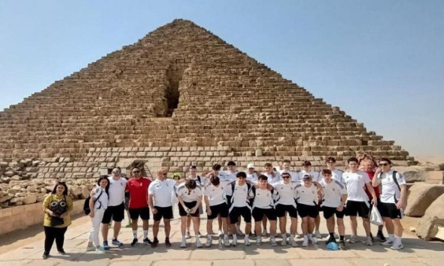 منتخب شباب المجر لكرة اليد يستكشف أهرامات الجيزة الرائعة