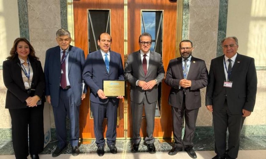 وزير الصحة يحتفل بفوز نائبه بجائزة نيلسون مانديلا