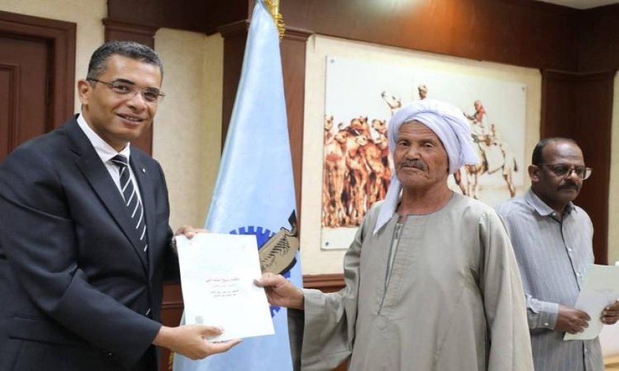 محافظ البحر الأحمر يوزع عقود التقنين الجديدة على سكان غارب وحلايب