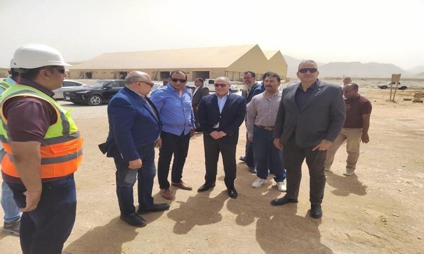 نائب وزير النقل ورئيس هيئة موانئ البحر الأحمر يقومان بجولة تفقدية في ميناء سفاجا