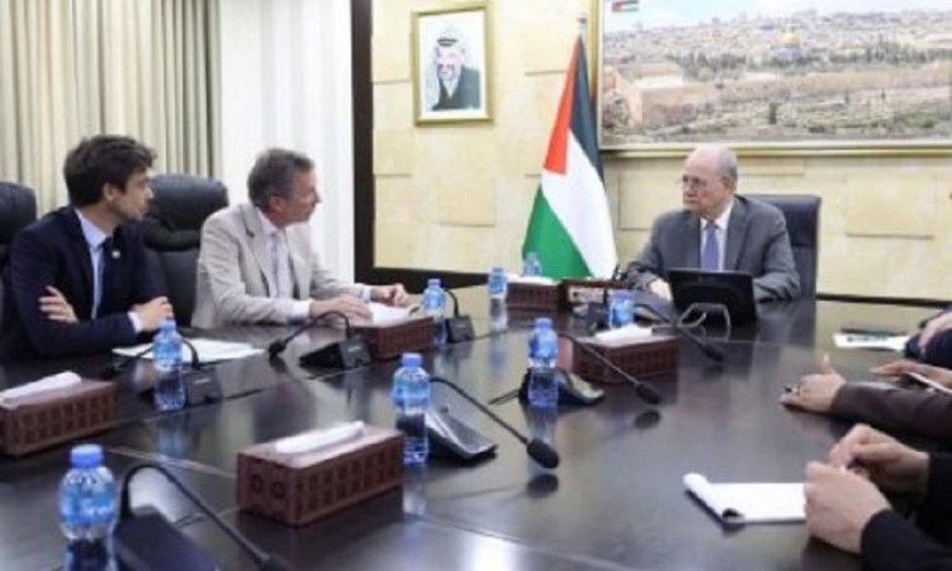 رئيس الوزراء الفلسطيني يبحث مع اللجنة الدولية للصليب الأحمر تعزيز أوجه التعاون المثمر