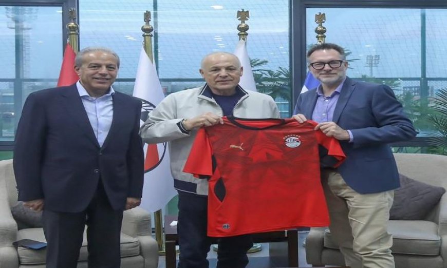 أبو ريدة يرحب بالسفير الكندي في مقر اتحاد كرة القدم