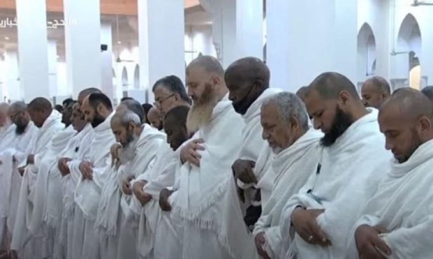 الحجاج يؤدون صلاتي الظهر والعصر جمعًا وقصرًا في مسجد نمرة بعد خطبة عرفة