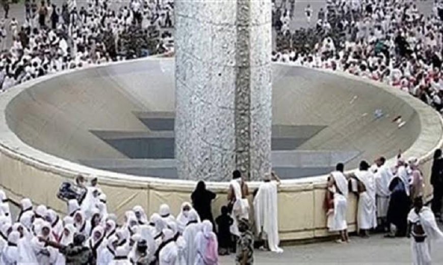 حجاج بيت الله الحرام يؤدون رمي جمرة العقبة الكبرى في مشعر منى