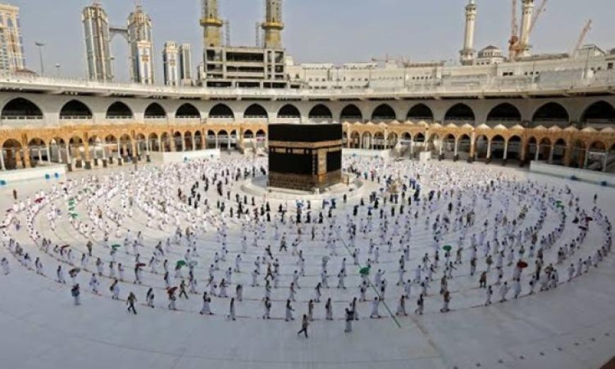 ضيوف الرحمن يقومون بأداء طواف الإفاضة في المسجد الحرام خلال موسم الحج