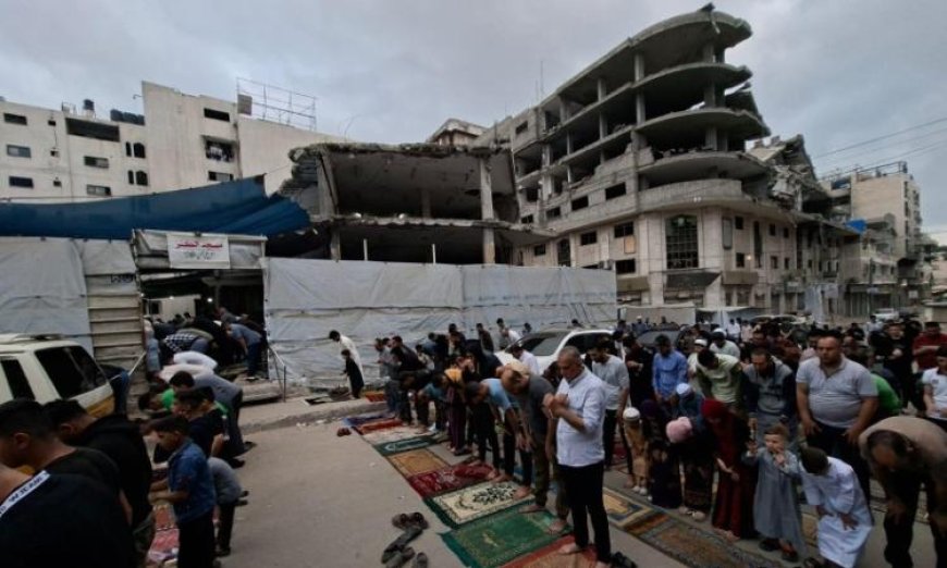 فلسطينيون يحيون صلاة عيد الأضحى في ظل أنقاض المساجد المدمرة بقطاع غزة