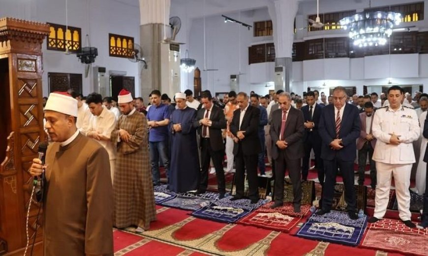محافظ الإسماعيلية يشارك في صلاة عيد الأضحى بمجمع الشهداء الإسلامي