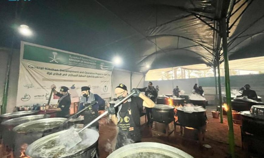 مركز الملك سلمان للإغاثة يقدم 25000 وجبة غذائية عاجلة لقطاع غزة