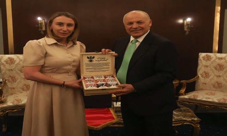 أبو ريدة يكرّم رئيسة بعثة روسيا بتبادل الدروع التذكارية