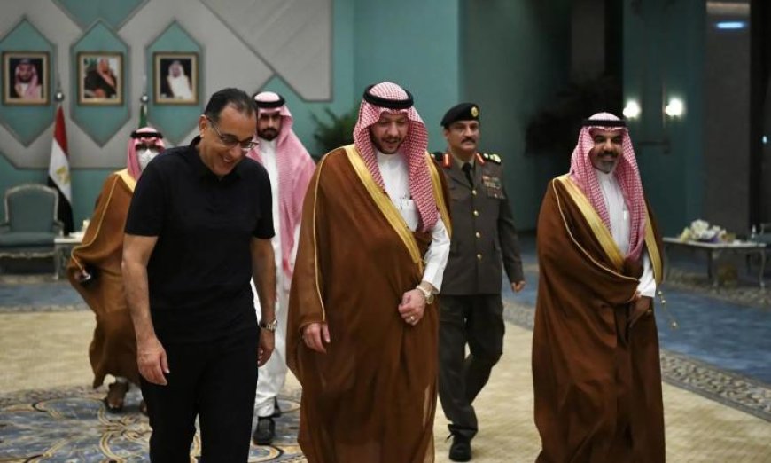 رئيس الوزراء يختتم زيارته للمدينة المنورة بعد تأدية الصلاة في المسجد النبوي