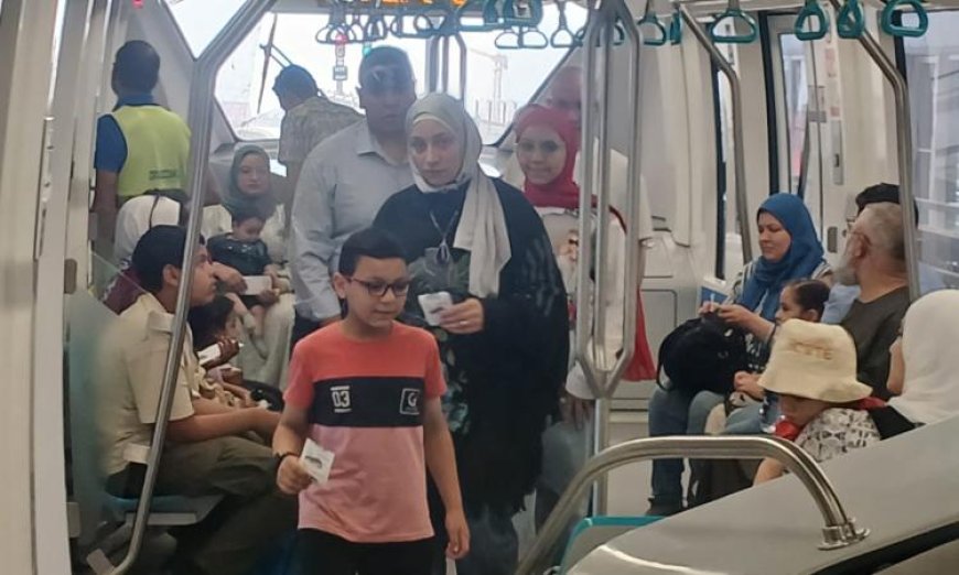 إقبال هائل من المواطنين على ركوب قطارات مونوريل شرق النيل بالصور
