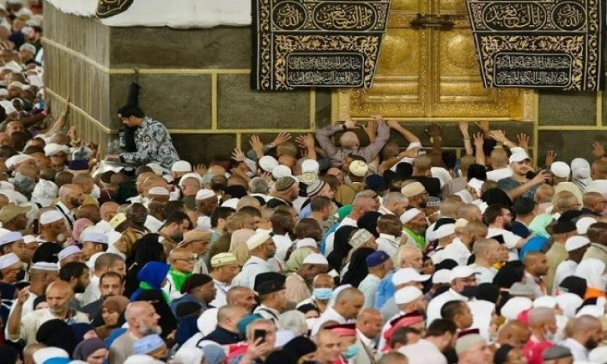 حجاج بيت الله يختتمون فريضة الحج بالطواف والدعاء في المسجد الحرام
