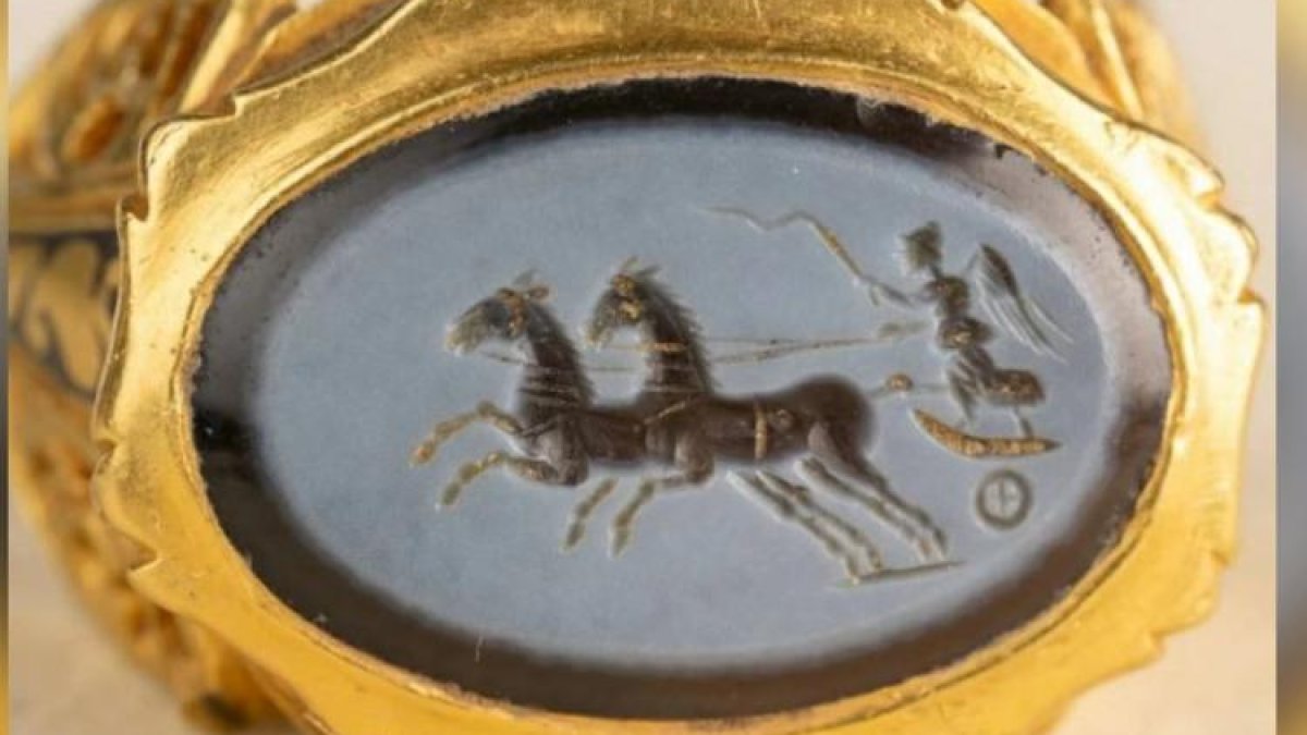 اكتشاف مذهل خاتم ذهبي يعود إلى 1729 عامًا في موقع أثري