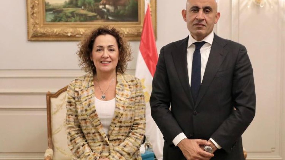 وزير التربية والتعليم يجتمع مع أمين عام التدريب الفني في وزارة التعليم الإسبانية لتعزيز التعاون التعليمي