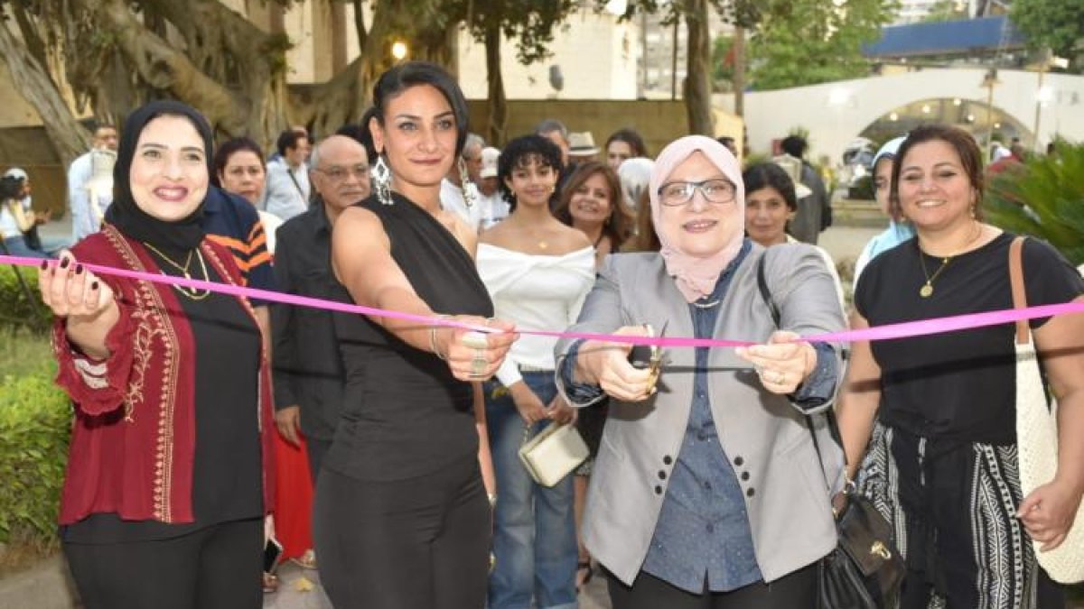 ثنائية فنية ساحرة تجمع بين التصوير والنحت في متحف مختار على أوتار اللون والخزف