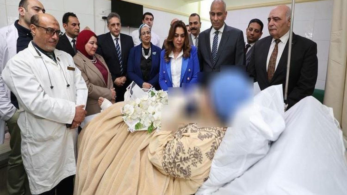 وزيرة التنمية المحلية تلتقي برئيسة قرية تفتيش أبو سكين خلال زيارتها لمستشفى كفر الشيخ العام