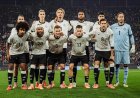 منتخب ألمانيا يثير الحماس بين ركاب الطائرة بتوزيع قمصان مجانية قبل رحلته إلى أمريكا