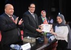 رئيس جامعة القاهرة يوزع جوائز مهرجان العروض المسرحية الطويلة على الفائزين