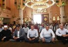 محافظ أسوان يشارك في صلاة الجمعة بالمسجد الجامع ويعزز الروح المجتمعية