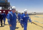 رئيس هيئة البترول يقوم بجولة تفقدية في حقول شمال البحرية بالصحراء الغربية