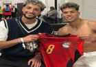 وسام أبو علي يدعم منتخب الفراعنة ويتبادل التحايا مع اللاعبين