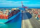 وزير العمل يشدد على أهمية الاستثمار وتنمية الصناعة الوطنية في النساجون الشرقيون