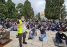 مئات الفلسطينيين يحيون صلاة الجمعة في أراضٍ مُعرضة للاحتلال بجنوب الخليل