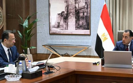 رئيس الوزراء يناقش مع وزير الاتصالات استراتيجيات جذب شركات التعهيد لتعزيز الاقتصاد الوطني