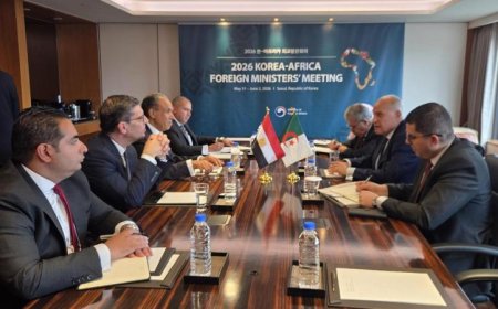 وزير الخارجية يبحث مع نظيره الجزائري سبل تعزيز التعاون الثنائي ومناقشة التطورات الإقليمية الهامة