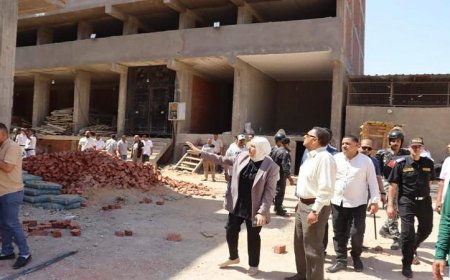 محافظ القليوبية يشارك في إزالة مبنى مخالف في حي غرب شبرا الخيمة