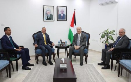 سفير مصر في رام الله يجتمع برئيس الوزراء الفلسطيني لتعزيز العلاقات الثنائية