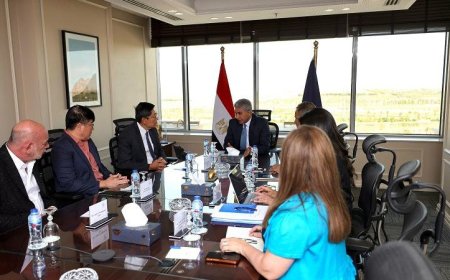 وزير السياحة والآثار يناقش سبل تعزيز التعاون مع سفير سنغافورة في القاهرة
