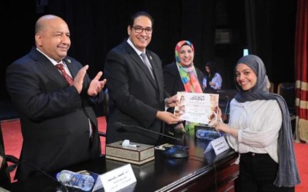 رئيس جامعة القاهرة يوزع جوائز مهرجان العروض المسرحية الطويلة على الفائزين