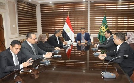 محافظ القليوبية يناقش تفعيل مبادرة الكيانات بالشارع ويدعو لتعزيز نظافة المدينة