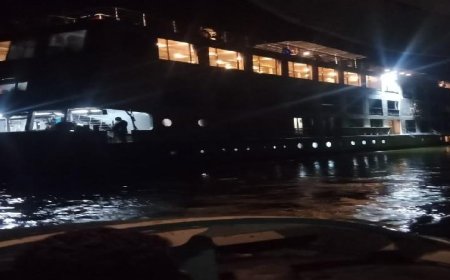 محافظ المنيا يراقب عملية تعويم باخرة سياحية عالقة في مجرى نهر النيل بمطاي