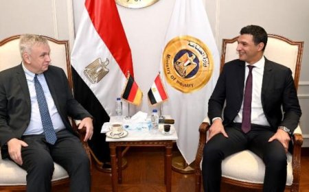 وزير الصناعة يلتقي سفير ألمانيا لتعزيز الشراكة وتطوير صناعة السيارات في البلاد