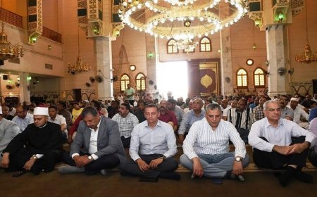 محافظ أسوان يشارك في صلاة الجمعة بالمسجد الجامع ويعزز الروح المجتمعية
