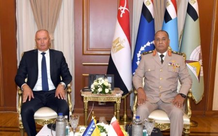 وزير الدفاع يلتقي نائب رئيس الوزراء ووزير دفاع البوسنة والهرسك لتعزيز أوجه التعاون العسكري