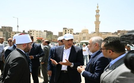 رئيس الوزراء يقوم بجولة تفقدية لأعمال ترميم مسجد المسبح في السيدة عائشة