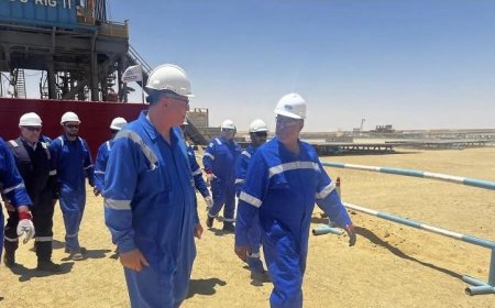 رئيس هيئة البترول يقوم بجولة تفقدية في حقول شمال البحرية بالصحراء الغربية