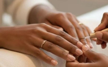 موضة الأظافر العارية تتصدر توجهات الجمال والأناقة في 2026