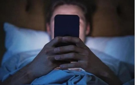 دراسة تكشف مخاطر استخدام الهاتف قبل النوم على صحة القلب والدماغ