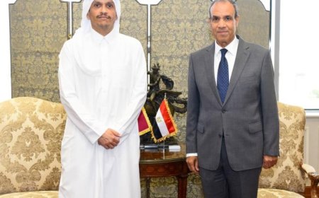 وزير الخارجية يستقبل رئيس وزراء قطر لبحث تعزيز العلاقات الثنائية