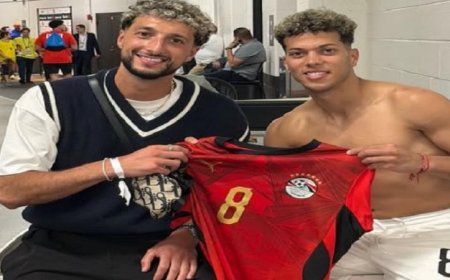 وسام أبو علي يدعم منتخب الفراعنة ويتبادل التحايا مع اللاعبين