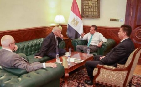 وزير الصحة يتلقى زيارة السير مجدي يعقوب لمناقشة أحدث تطورات علاج أمراض القلب