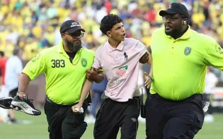 مشجع يقتحم الملعب في ودية مصر والبرازيل ويتصدر المشهد بلقطة طريفة